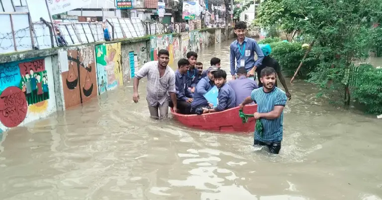 জলাবদ্ধতার মাঝে নৌকায় করে পরীক্ষাকেন্দ্রে যাচ্ছে শিক্ষার্থীরা